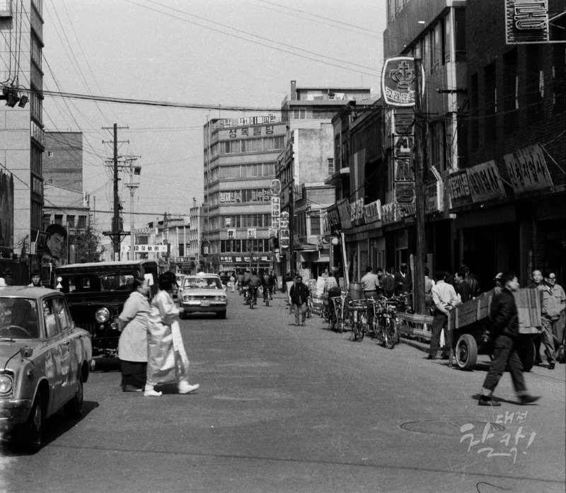 중동 약전골목길_1973--_0.jpg