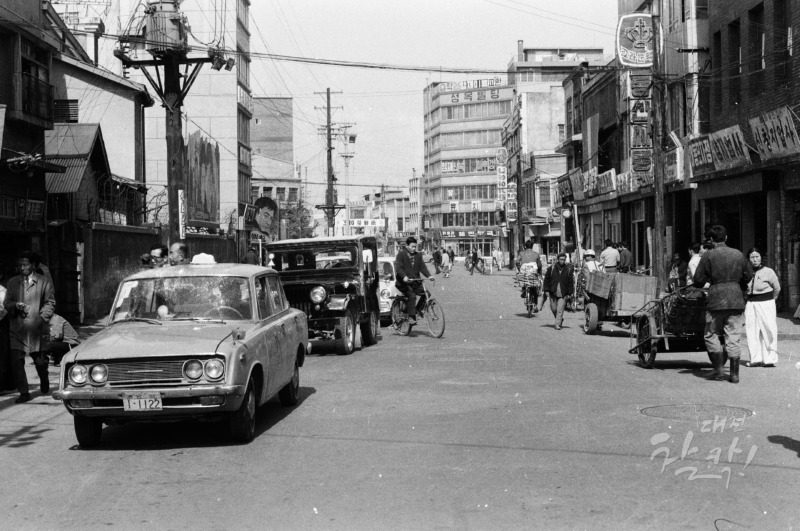 중동 약전골목길_1973--_1.jpg